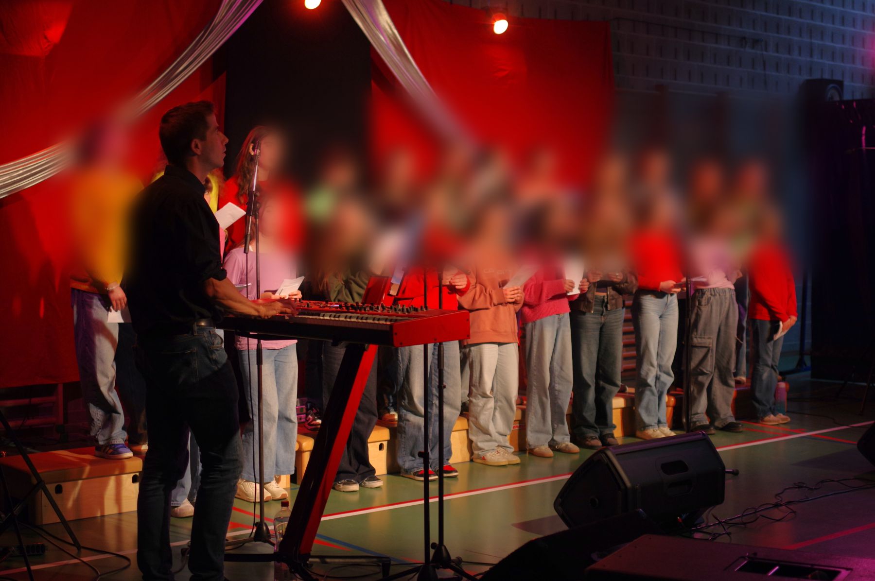 François au clavier devant une chorale d'adolescents en concert (visages floutés)