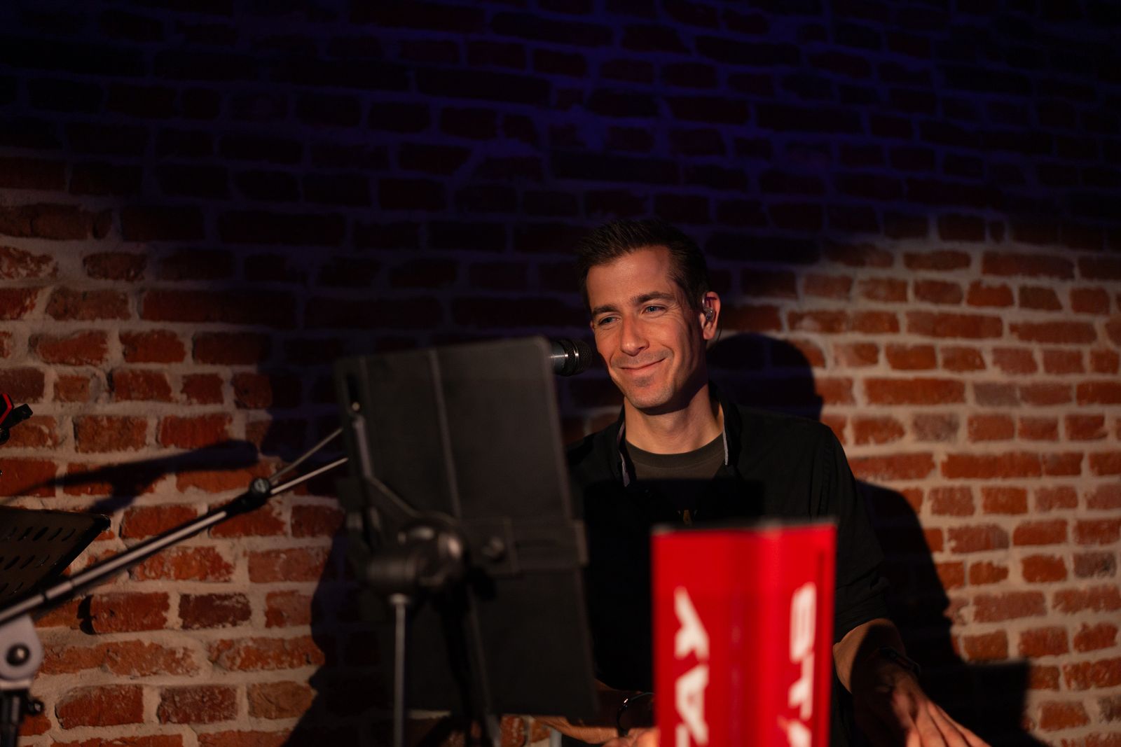 François souriant au clavier, avec ear monitors